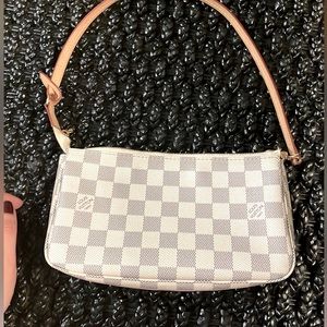 100% authentic Damier Azur
pochette Louis Vuitton